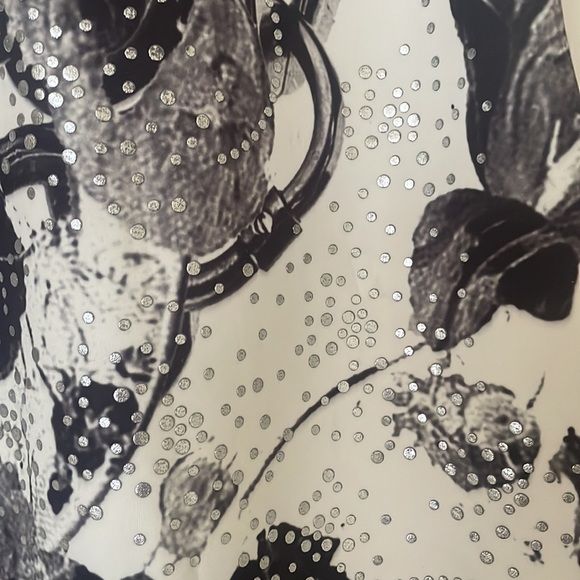 Chic Monochrome Floral Mini Dress - Picture 4 of 12